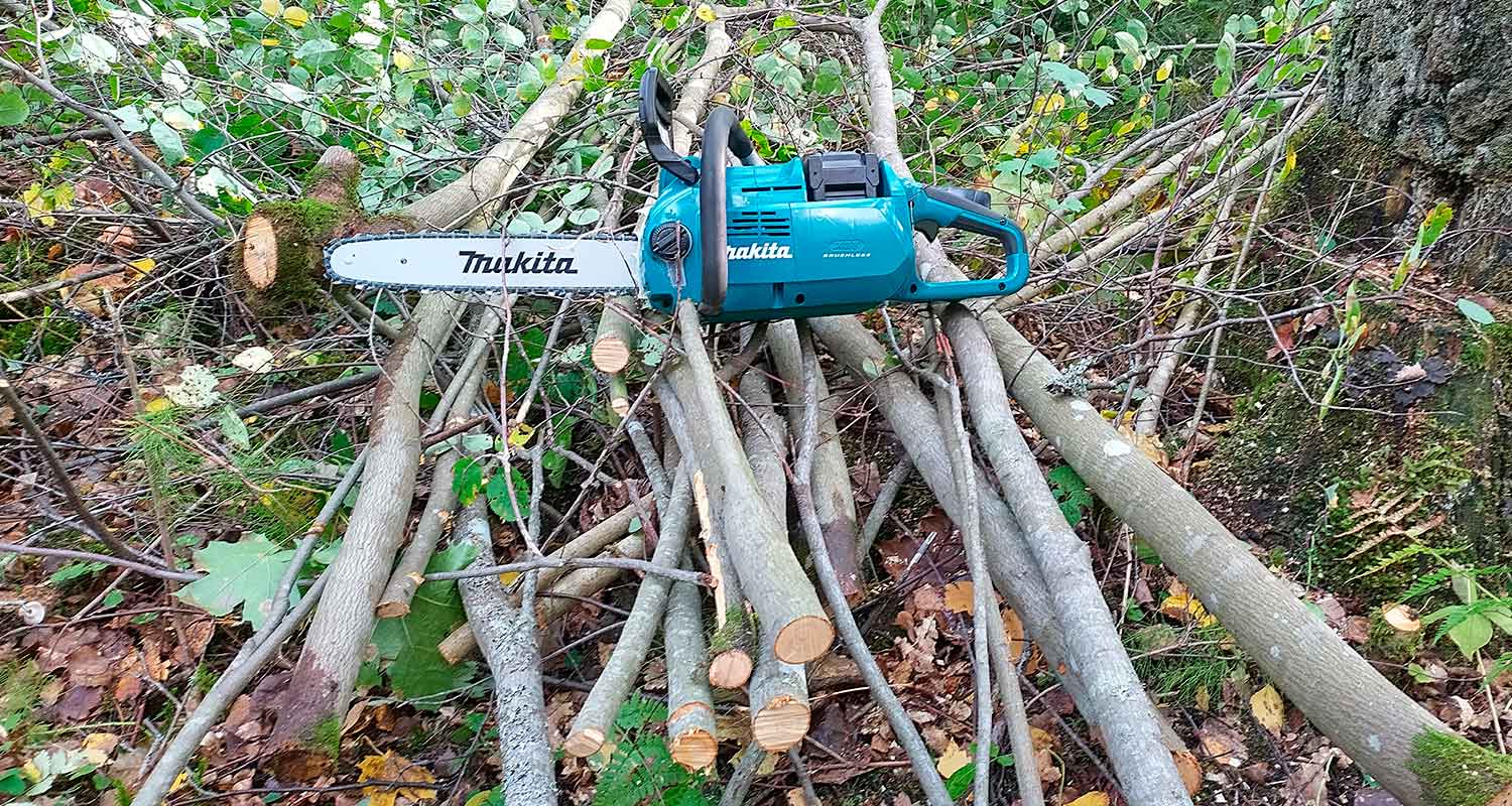 Ohuiden puunrankojen sahaus hoitui näppärästi Makitan akkuketjusahalla mallia UC011GT101 40V XGT  