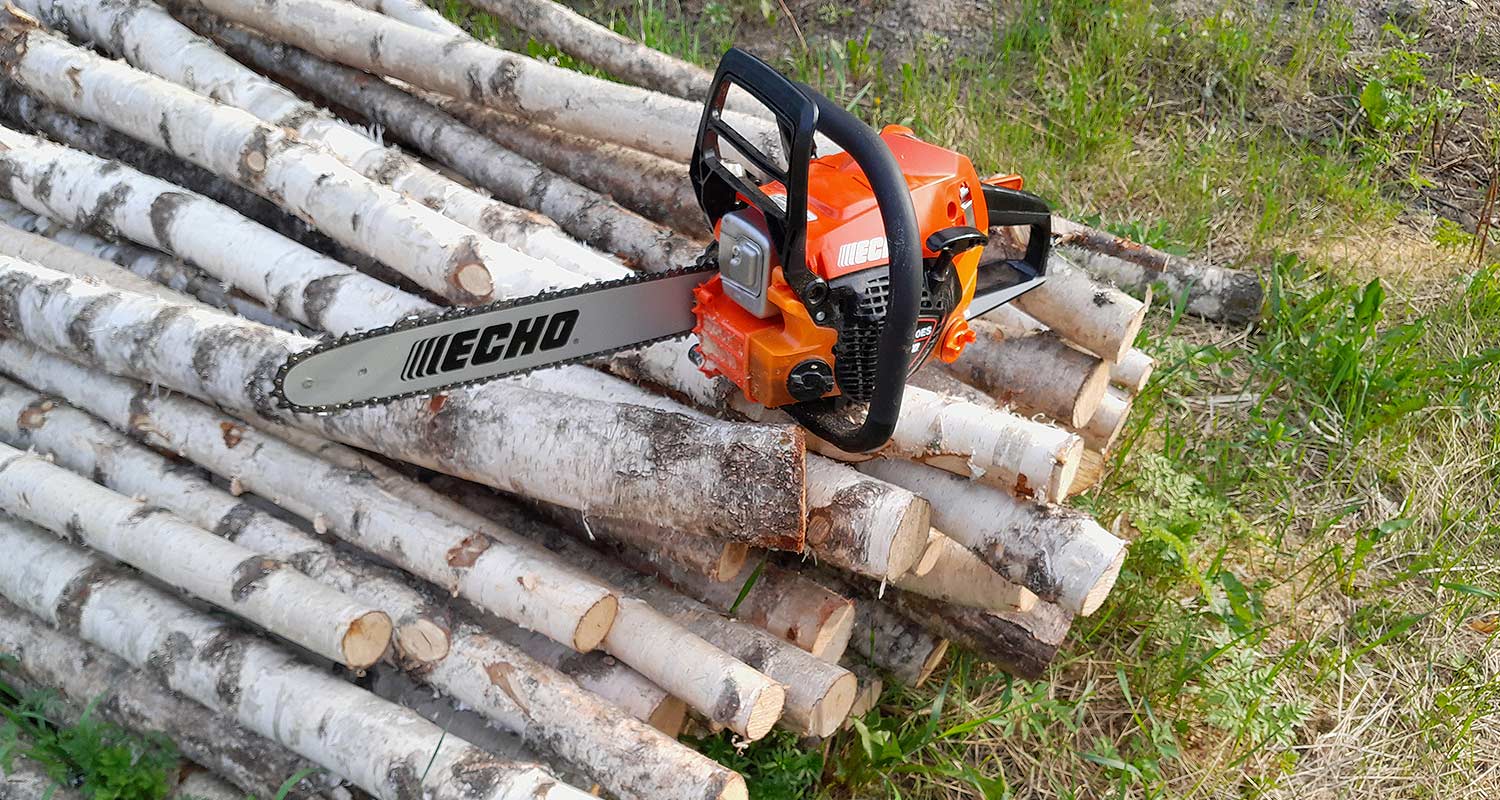 Moottorisaha Echo CS-3510ES käyttövalmiina koivurankojen pätkimiseen