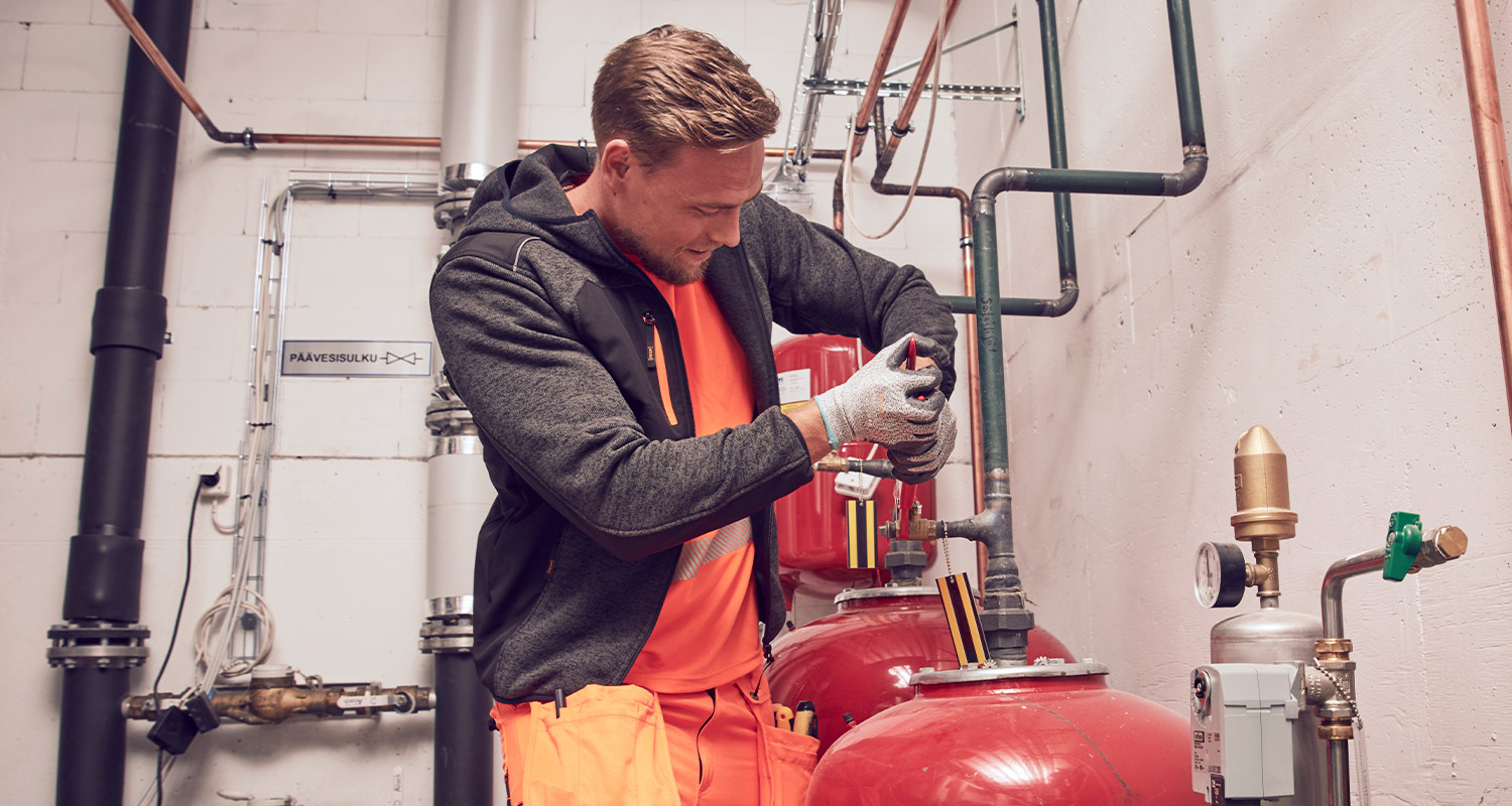 Kuvan työmiehellä harmaa PROF-huppari, jota myy K-Rauta.