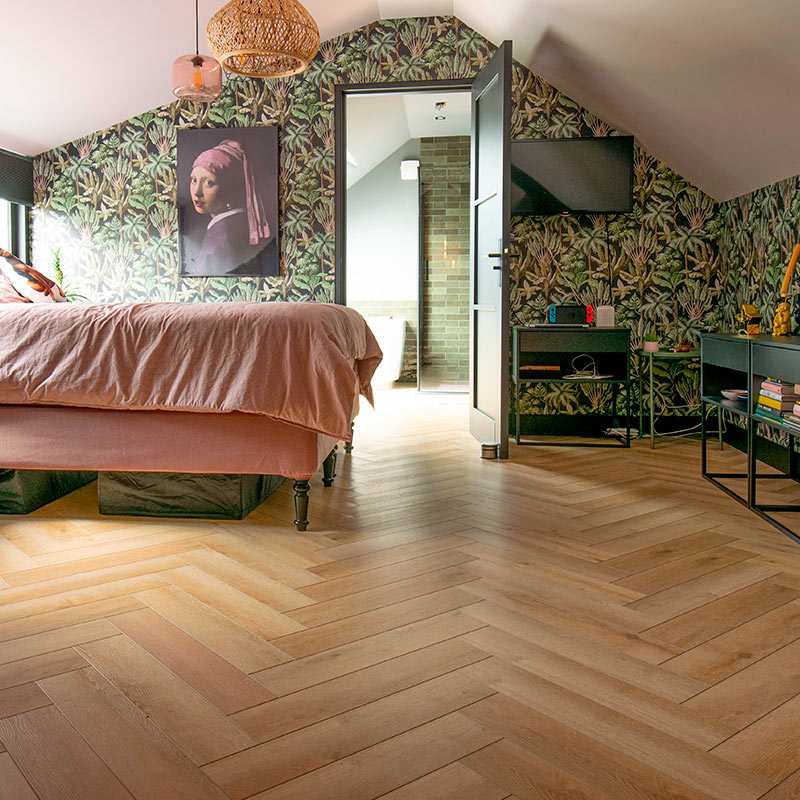 Cello Puzzle -vinyylilankku makuuhuoneen lattiassa kalanruotoladonnalla, myynnissä K-Raudassa