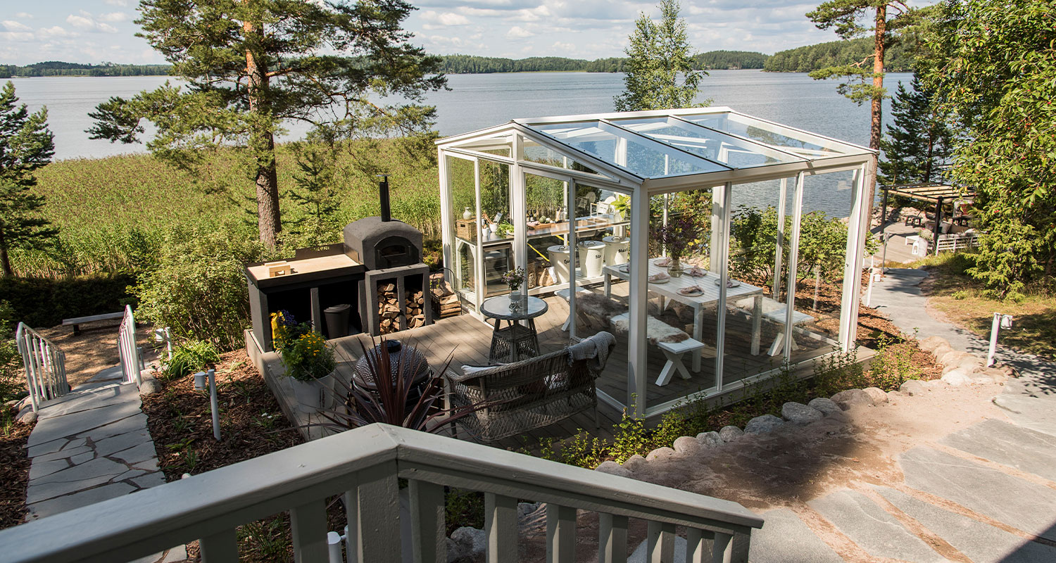 K-Raudan sekä Huvila & Huussin remontoima pitsihuvilan mökkipiha ja upea kesäkettiö.