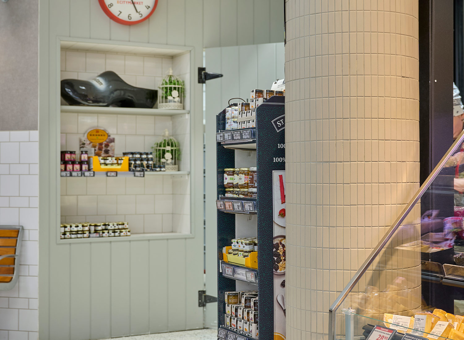 dekostudio-referenssikohde-kcitymarket-sello-krauta-ak-pylvas