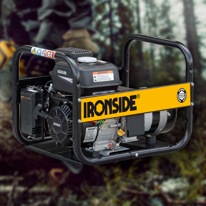 Kannettava mustakeltainen Ironside-generatori metsätaustalla, näkyvissä Kohler-moottori.