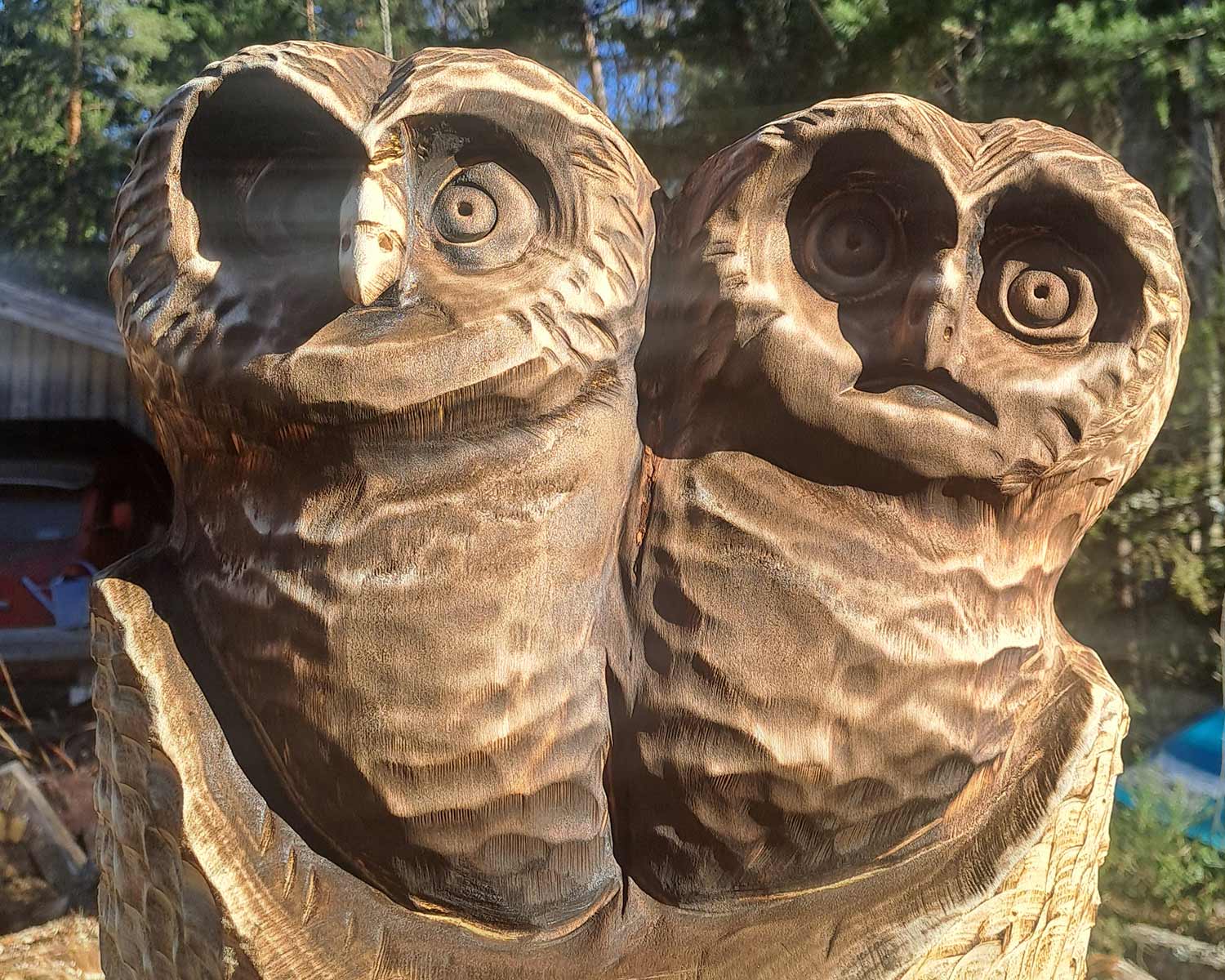 Valmis Makitan UC025GT101 40V XGT -akkuketjusahalla tehty taideteos. Tekijänä Juha Käkelä, moottorisahataiteilija.