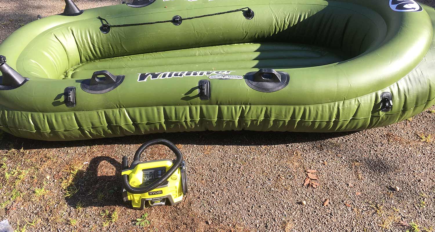 Kumivene täytettynä Ryobin akkukompressorilla