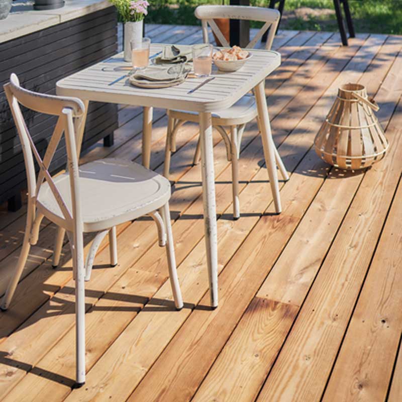 Tunnelmallinen terassi, jossa kesäkeittiö