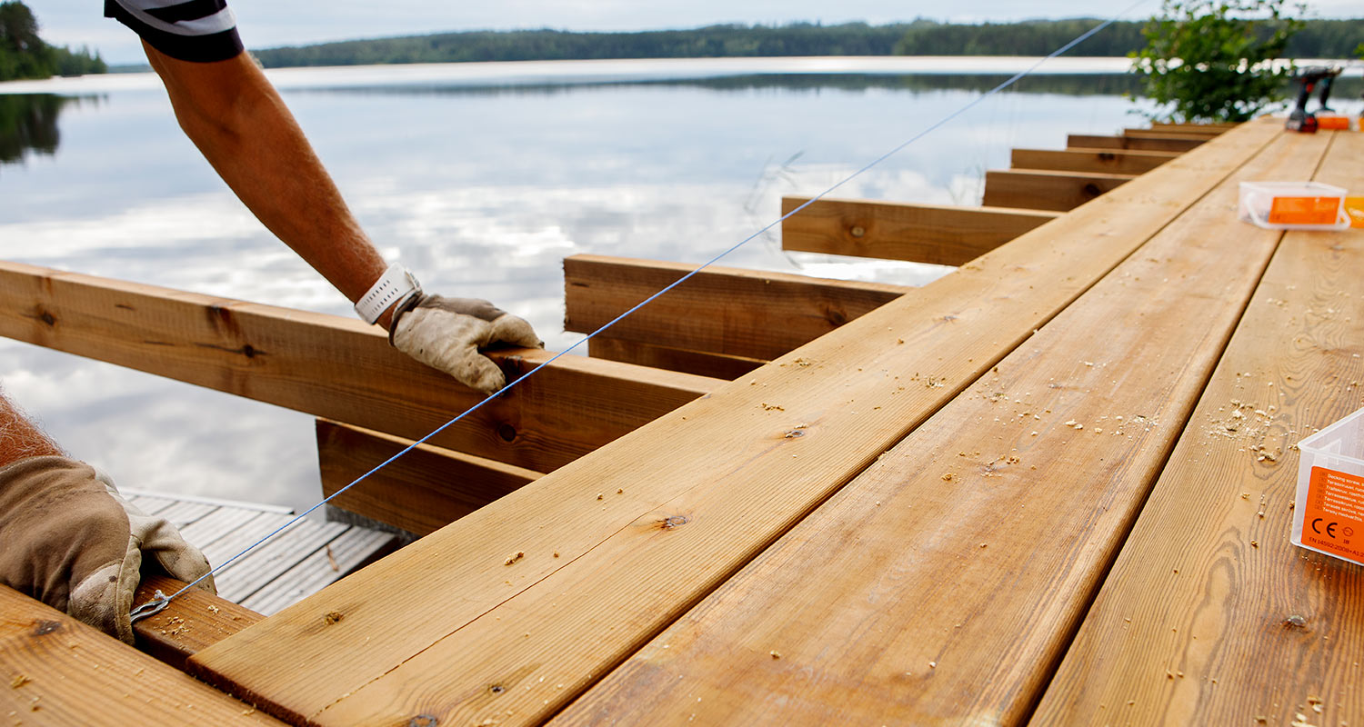 Terassin rakennus käynnissä rannan äärellä