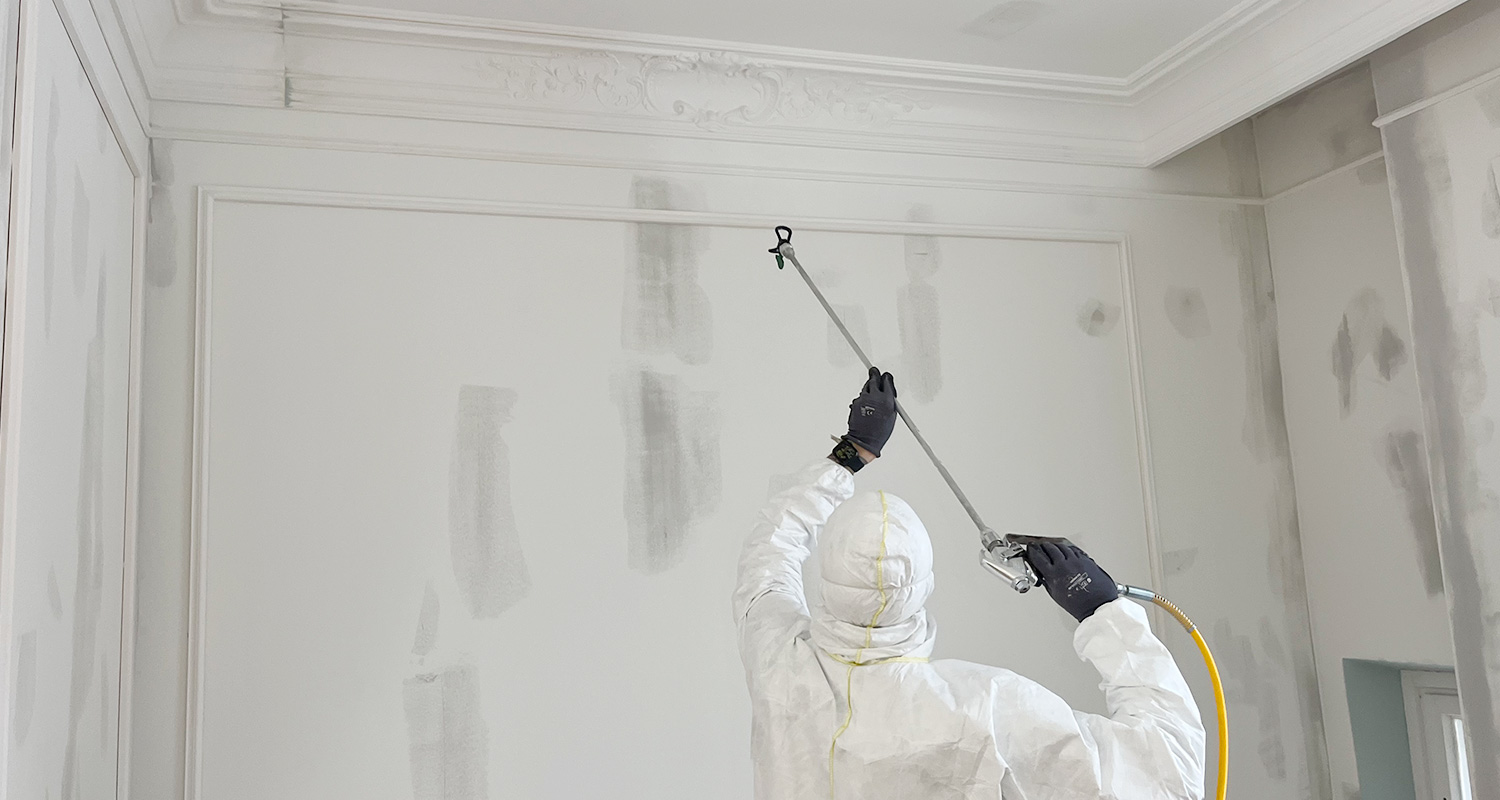 Katon maalaus käynnissä kalvoruisku Wagner SF 21 Pro HEA -työkoneella, jossa lisävarusteena myytävä liitettävä jatkovarsi kattojen pintamaalausta helpottamaan.