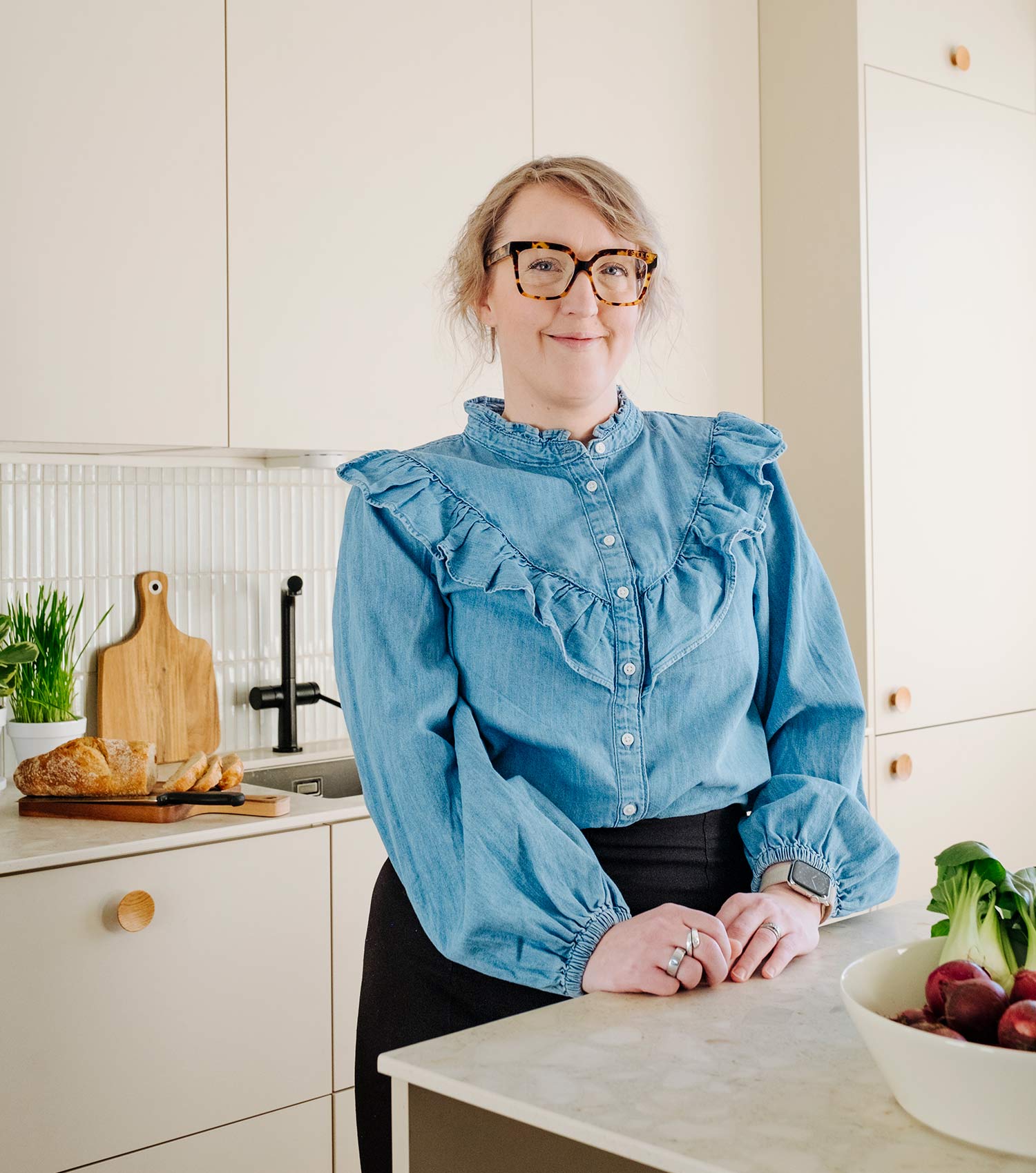 Johanna Uitin kolmihenkisen perheen uuden kodin pieni keittiö remontoitiin viihtyvyys ja toimivuus edellä. Kuvassa Johanna uudessa keittiössään.