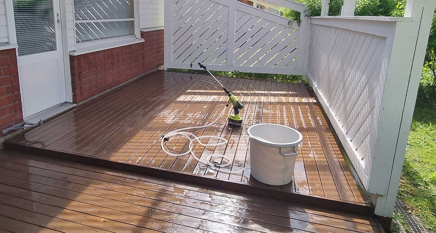 tuotetestissä kuluttajalla akkupainepesuri Ryobi RY18PWX41A-125 18V, terassin pesu laitteella