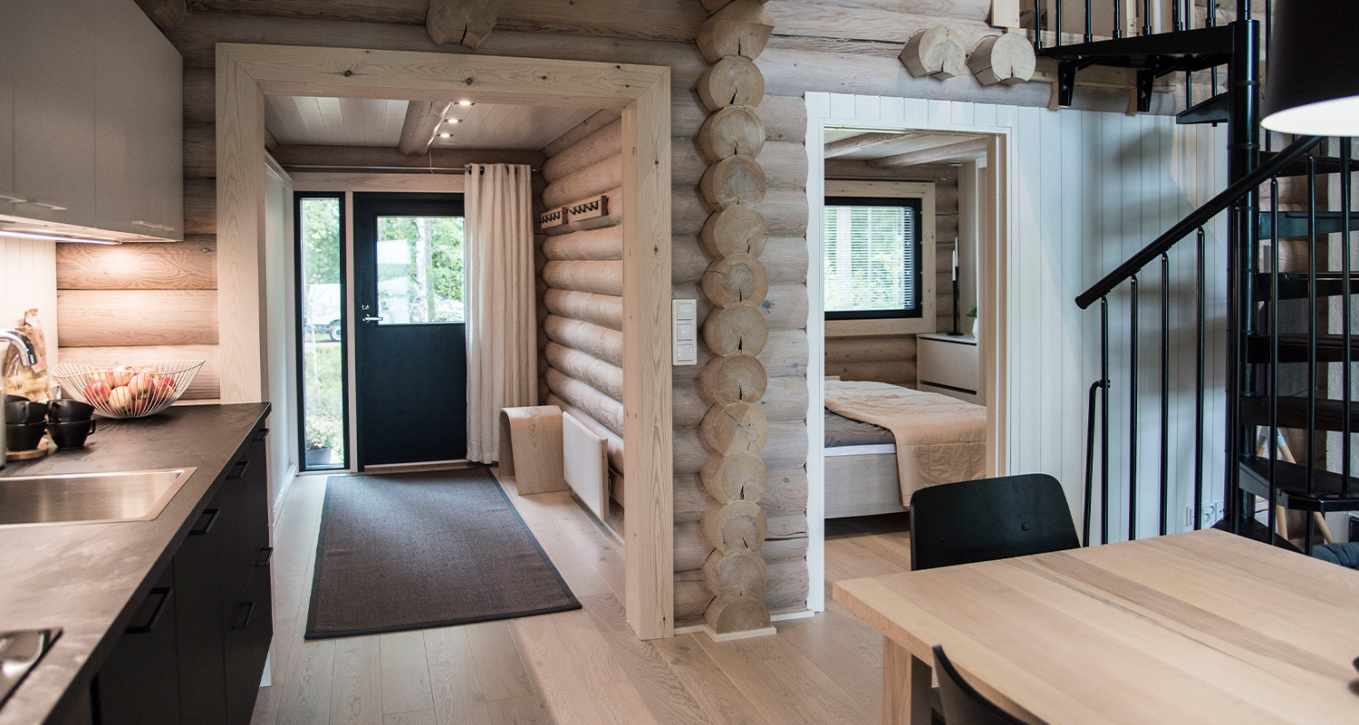 Huvila & Huussi -ohjelmassa remontoitu kesämökin makuuhuone. Remontissa hyödynnetty K-Raudan tuotteita ja palveluita.