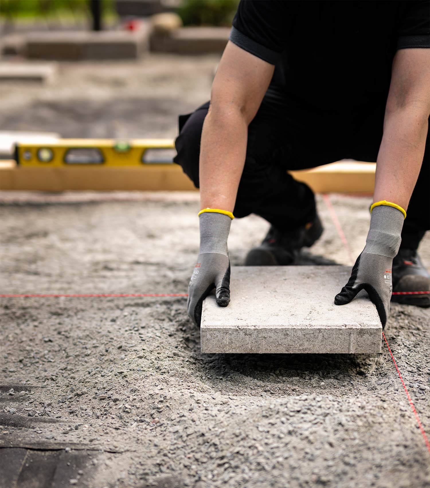 Kukkapenkin perustaminen ja betonilaattojen asennus.