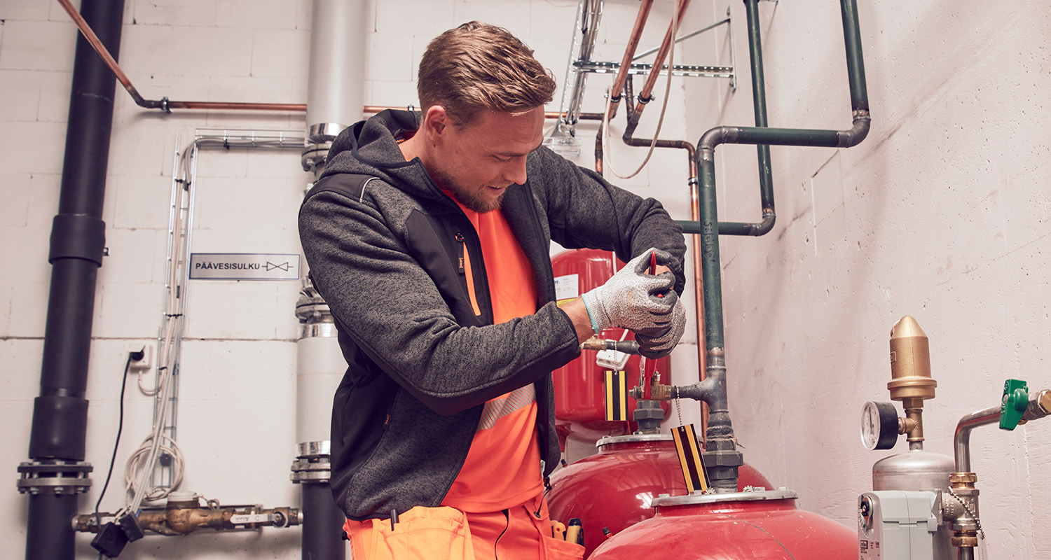 PROF-huppari musta neulottu työmiehellä