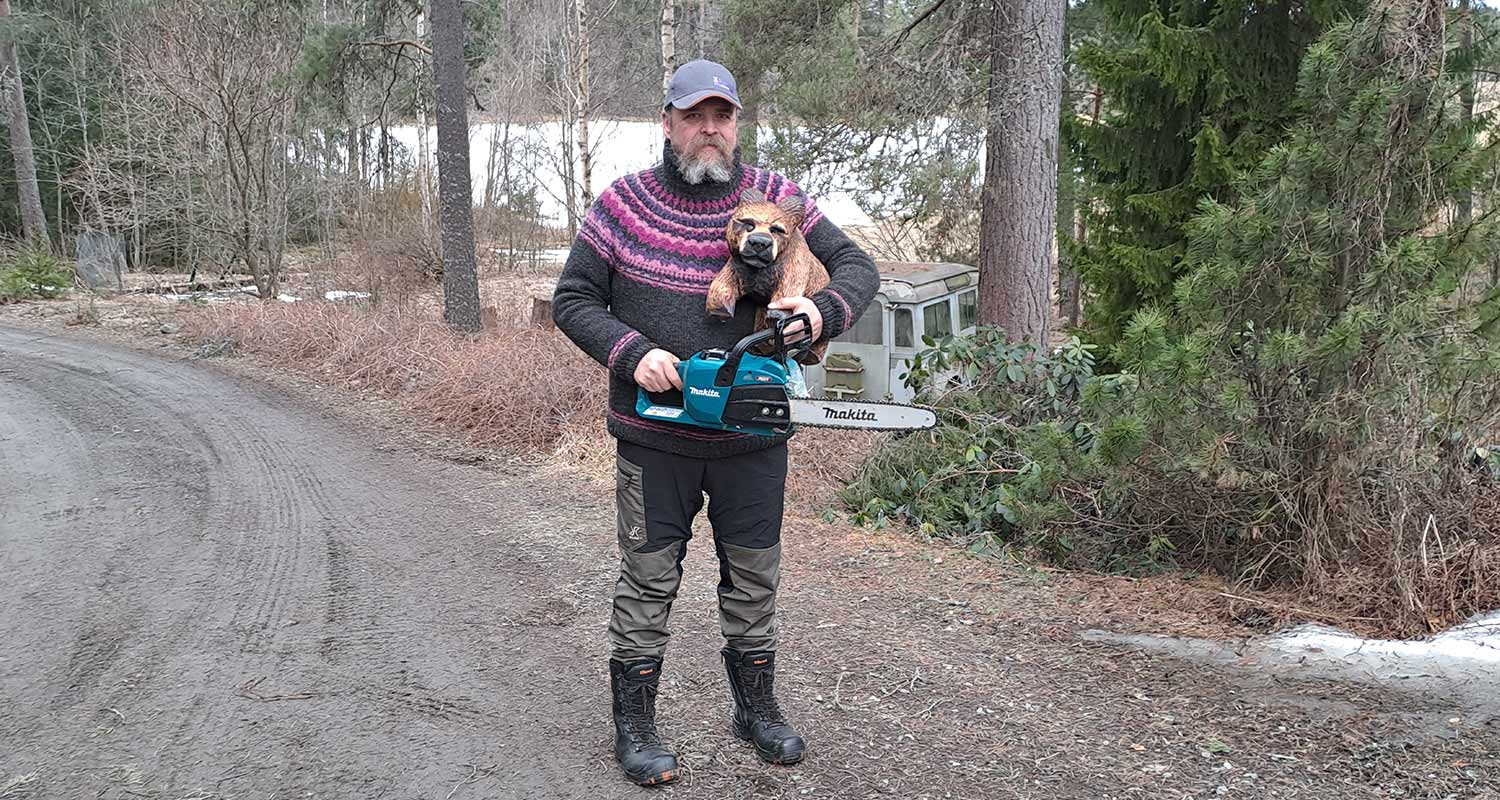 Moottorisahataiteilija Juha Käkelä kokeili Makitan akkuketjusahaa mallia UC025GT101 40V XGT puuveistosten teossa. Jalassa näkyy turvakengät Sievi Alaska Thermo BTH XL S3 musta.