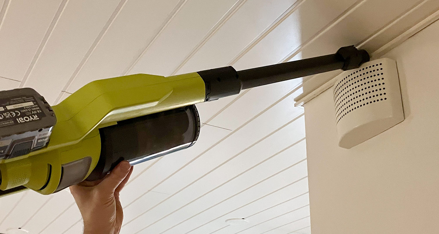 Ilmastointiritilän imurointi katonrajassa