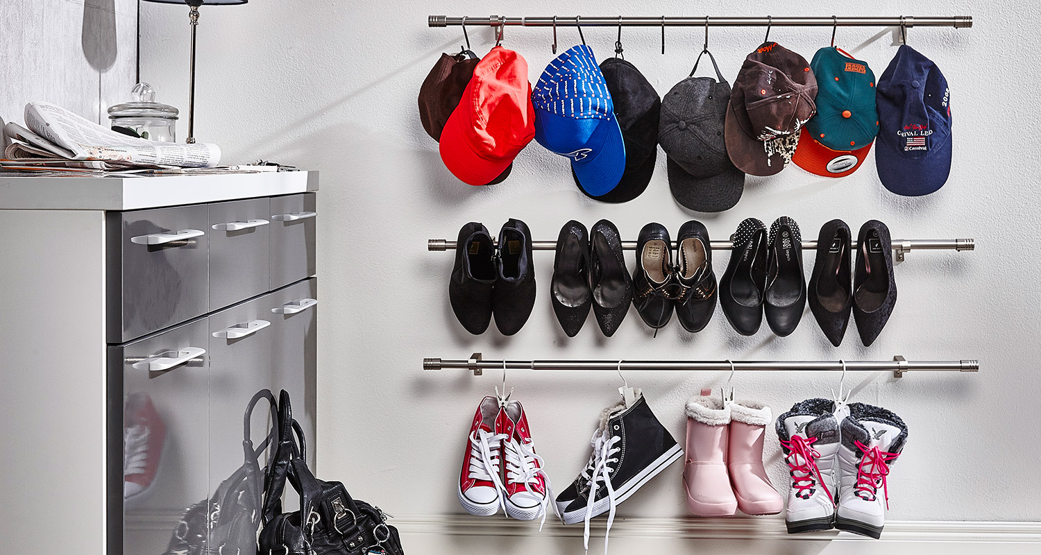 Eteishylly tangoilla: ylhäällä lippikset, keskellä mustat kengät, alhaalla tennarit, talvikengät.