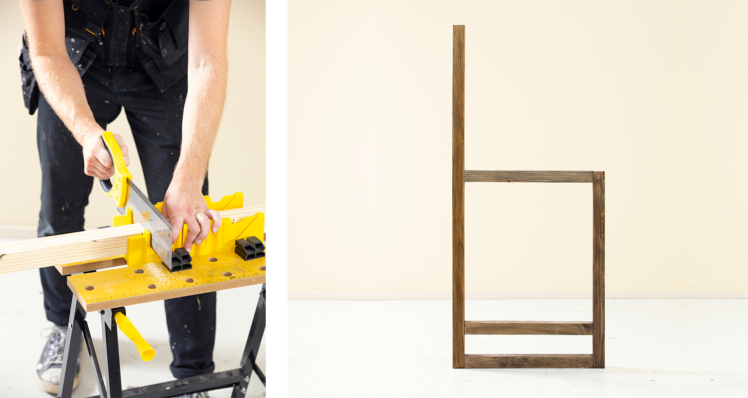 Työmies sahaamassa vaaleaa puulistaa keltaisella työpenkillä, vieressä puurunko.