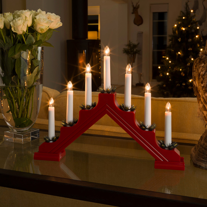 Kuvassa punainen joulukynttelikkö.