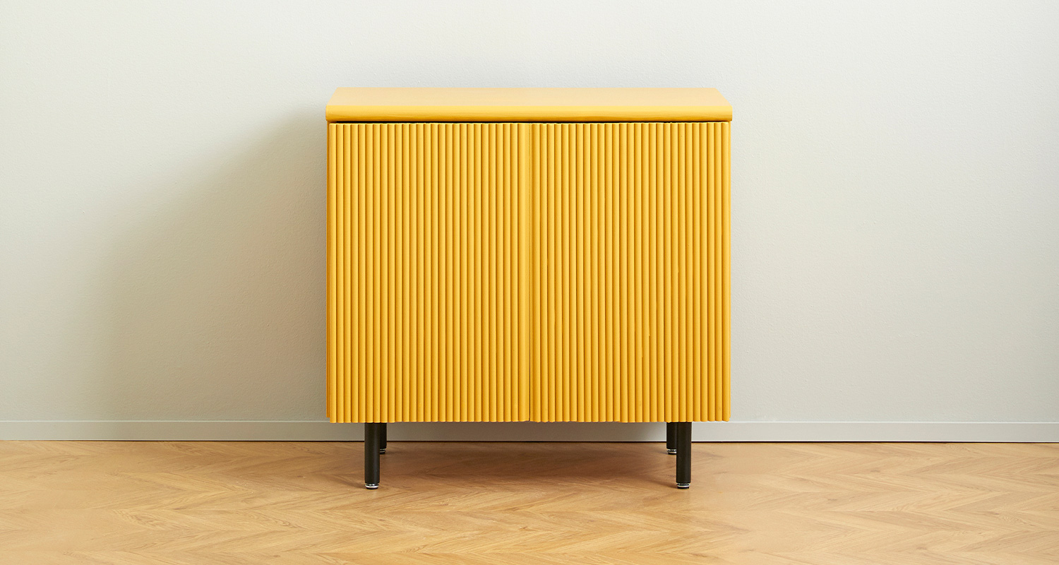 Kaapin panelointi ja maalaus. Kuvassa keltainen kaappi, joka on paneloitu ja maalattu K-Raudan ohjeilla ja tarvikkeilla.