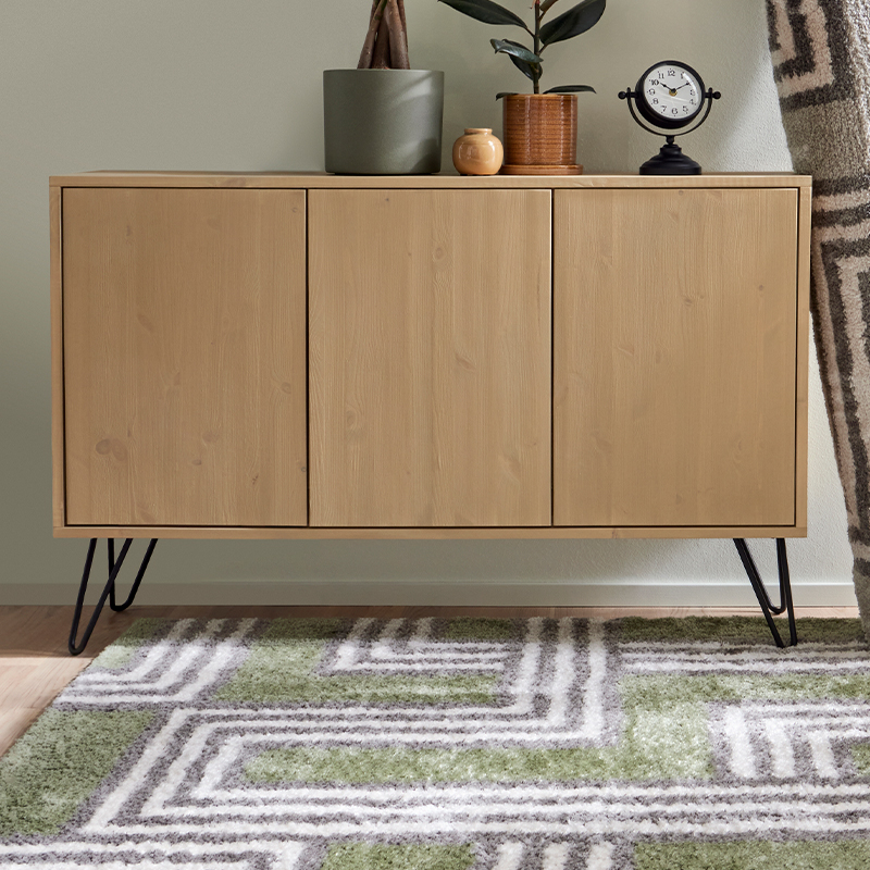 Mustat kalustejalat puisen senkin alla. Katso vinkit kalustejalkojen valintaan.