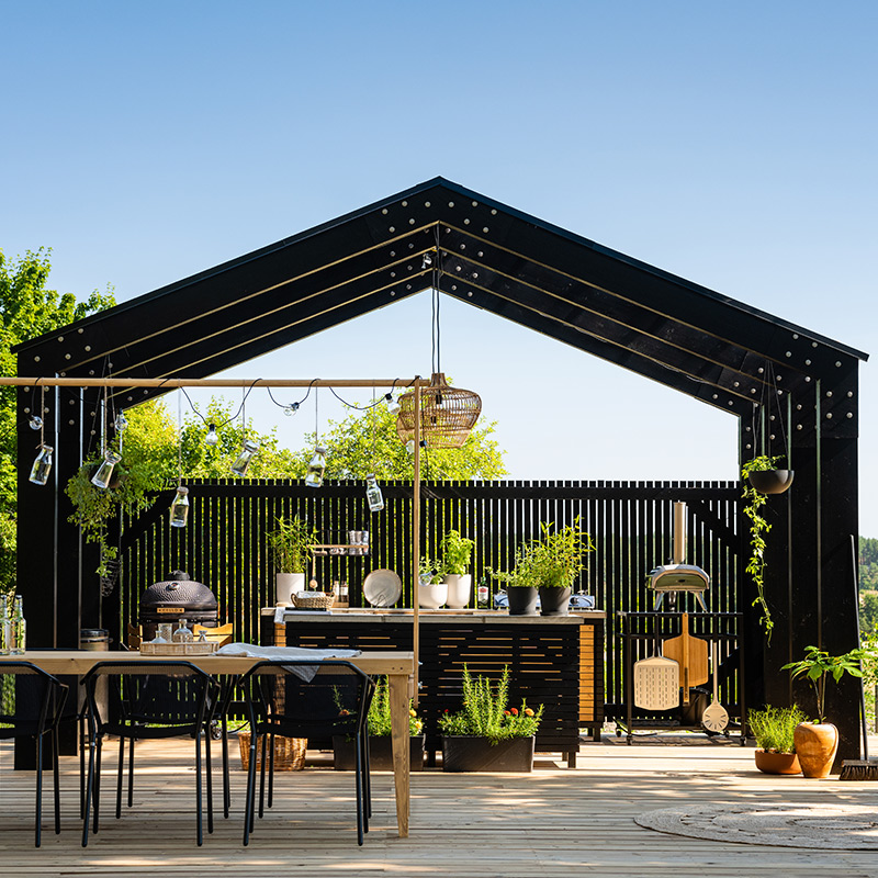 Musta kesäkeittiö valmiina, ohjeet ja tarvikkeet K-Raudasta