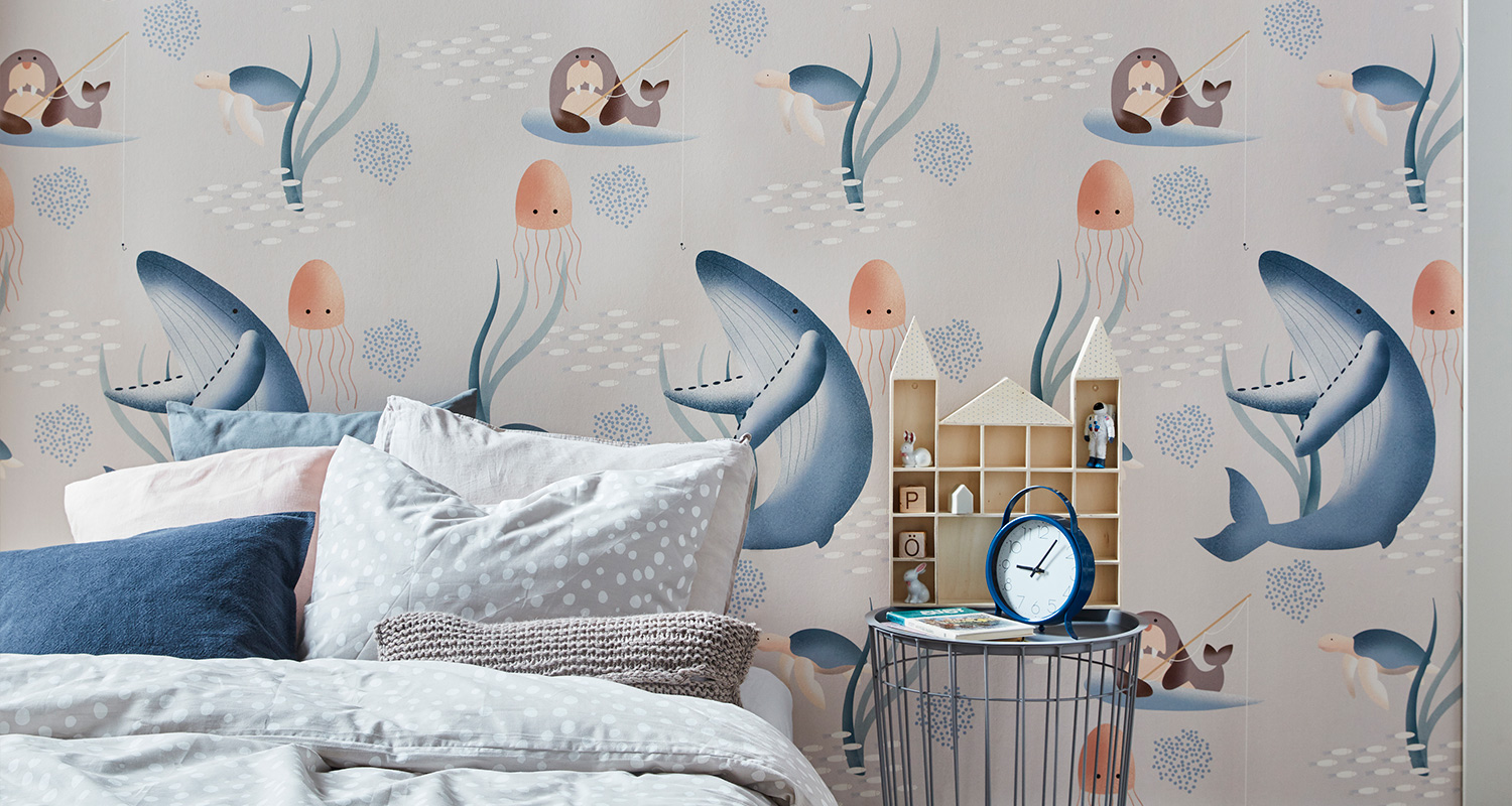 Seikkailijan lastenhuone. Kuvassa eläinjulisteita, pehmoleluapina teltassa ja penkillä.