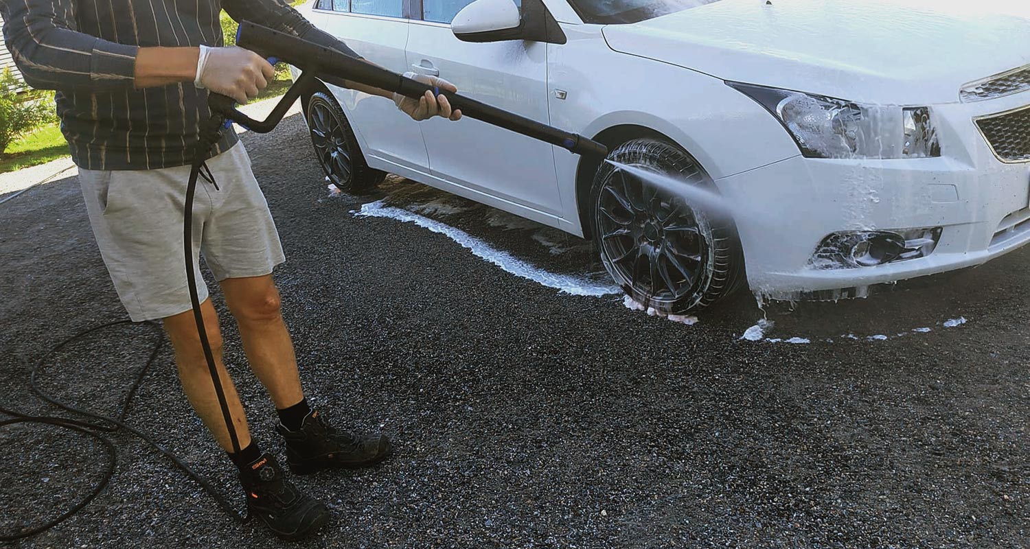 Auton pesu käynnissä Nilfisk Excellent 180-12 -painepesurilla. Tuote K-Raudan valikoimista.