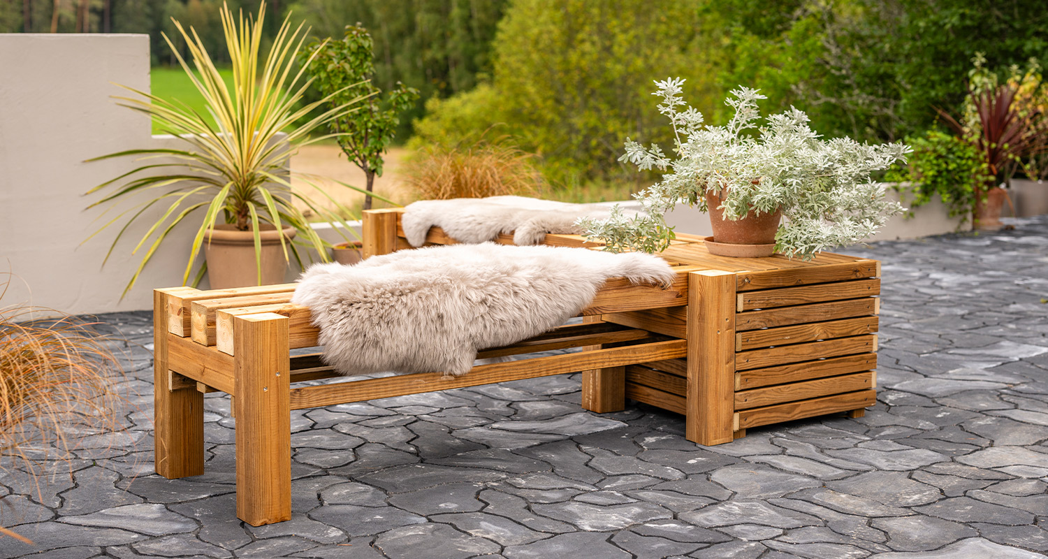 Tee itse puutarhapenkki: Kuvassa valmis penkki ja säilytyslaatikko