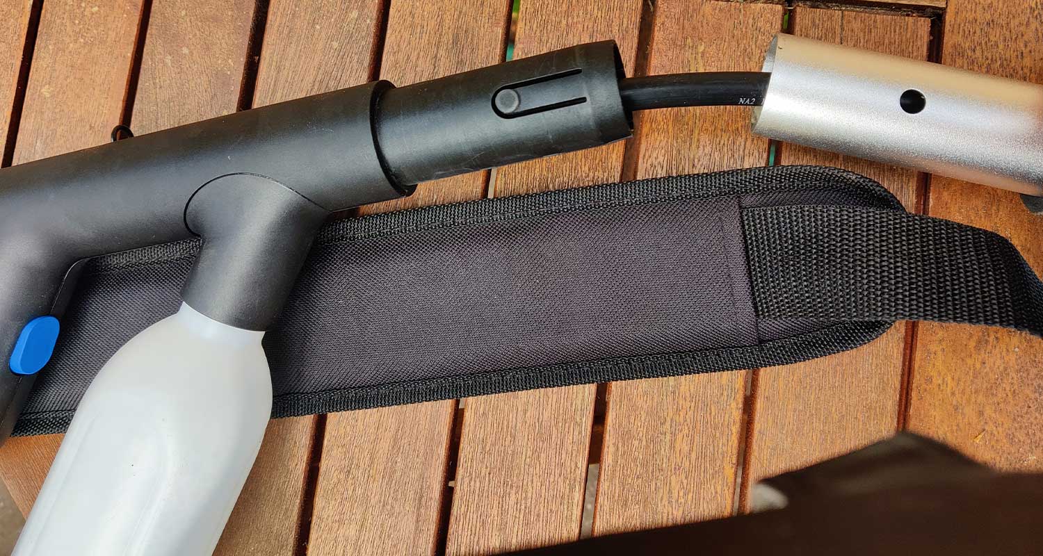 Lähikuvassa osia painepesuri Nilfisk Premium 200-15 mallista.
