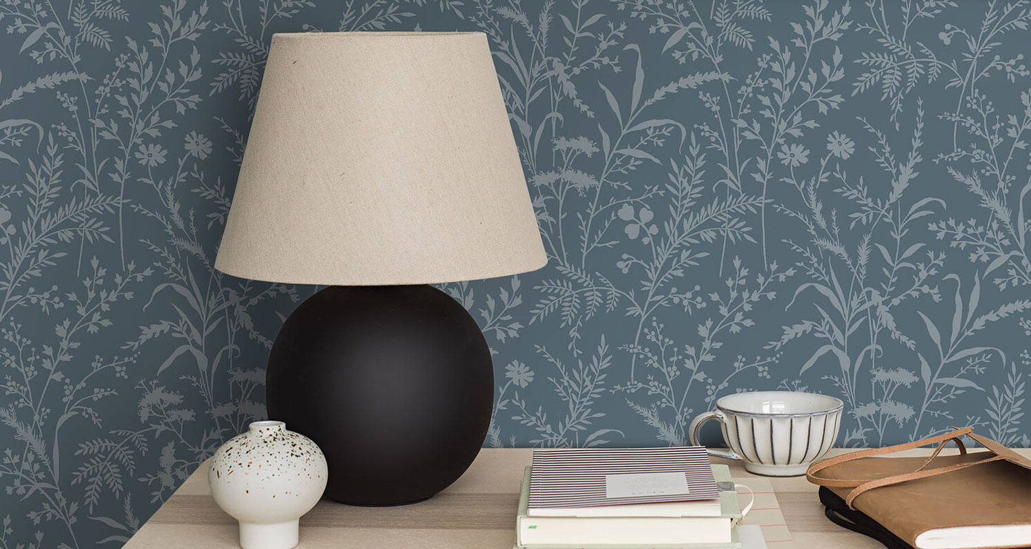 Sinertävänharmaa kuitutapetti Boråstapeter Borosan Hem 38739 Florian on rauhoittava valinta vaikka makuuhuoneen seinään.