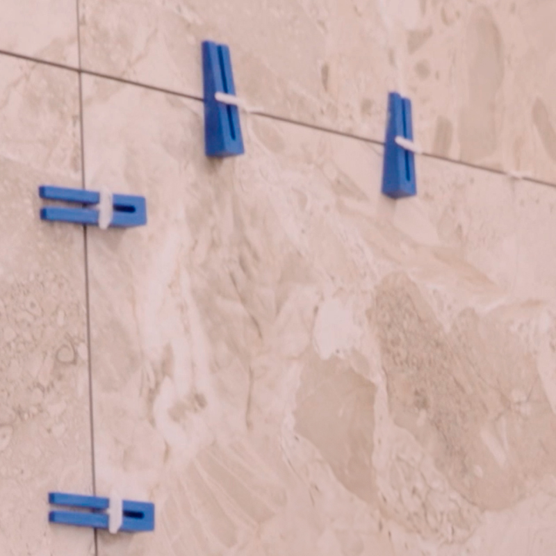 Kylpyhuoneen laatoitus omakotitalon kylpyhuoneessa.