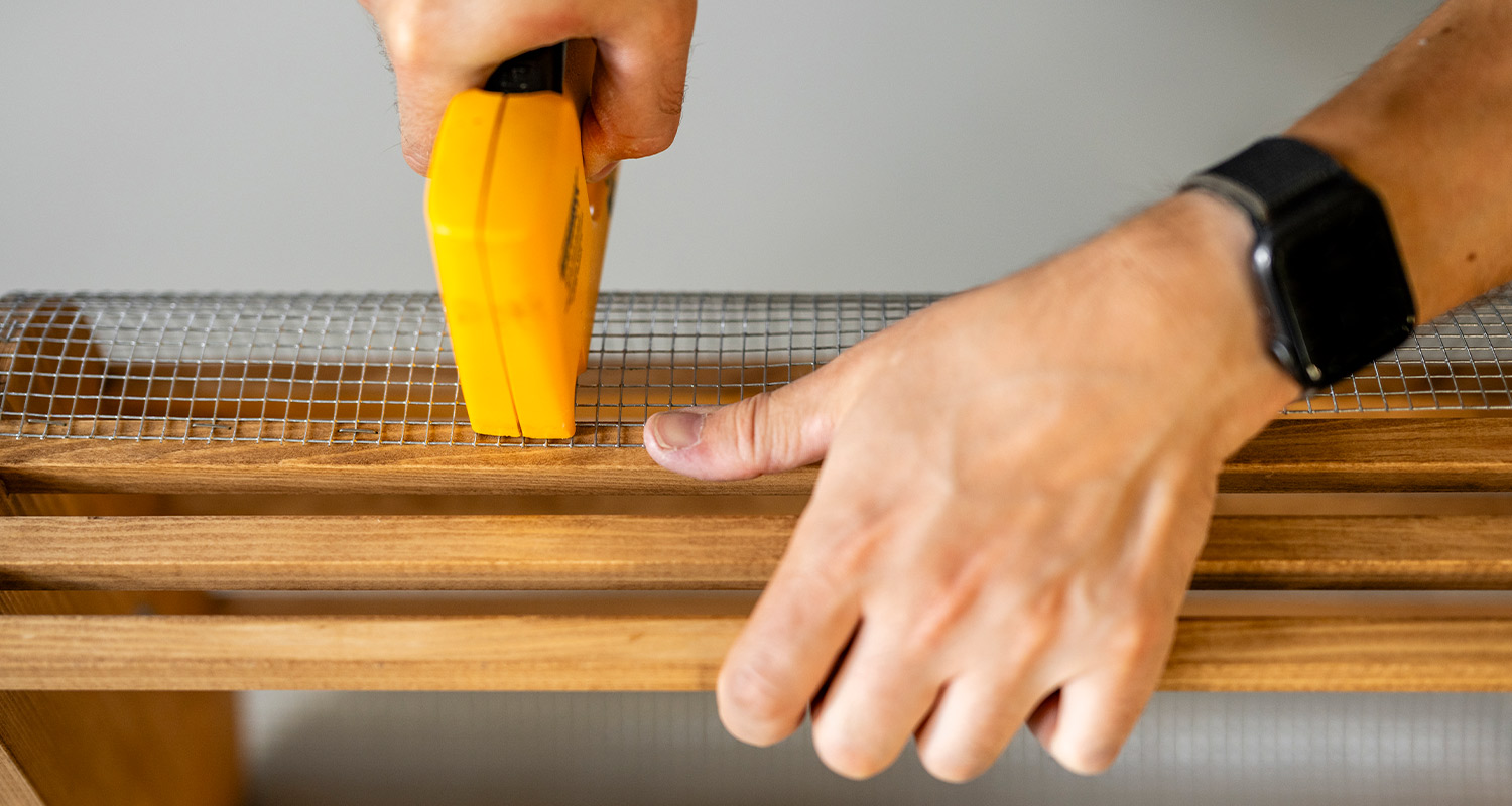 Sadonkorjuukori rakentuu itse. Kuvassa kiinnitetään verkkoa