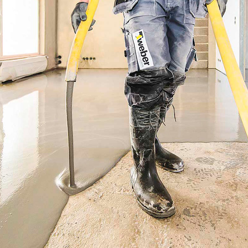 Sisätilan lattian tasoitus menossa Weberin tuotteilla