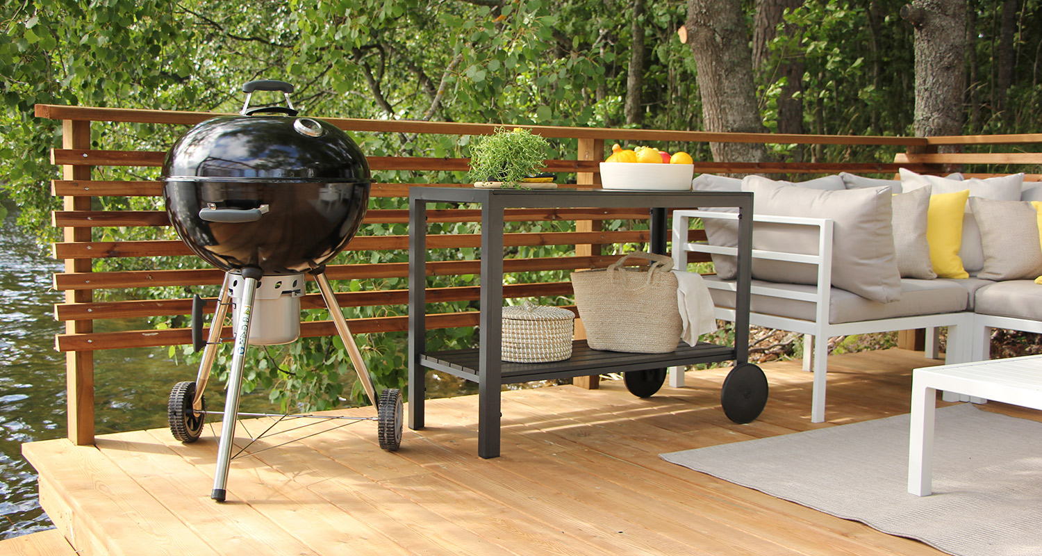 K-Rauta ja Huvila & Huussi remontoivat kesämökin pihan Asikkalassa. Kuvassa kesäkeittiön kalusteita sekä Cellon hiiligrilli.