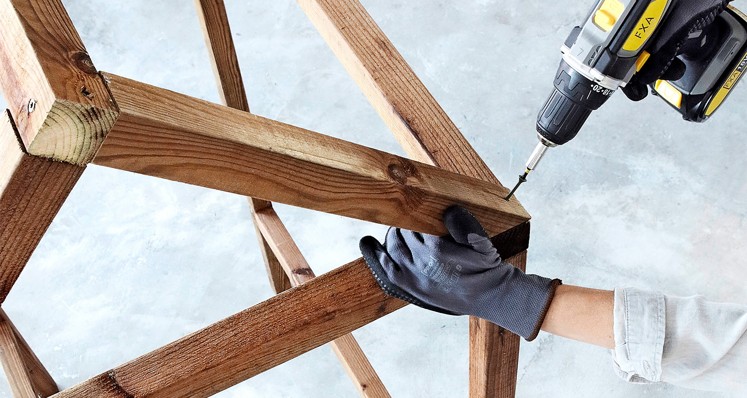 Tee itse köynnöstuki K-Raudan ohjeilla ja tarvikkeilla. Kuvassa kasataan köynnöstuki  akkuporakoneen avulla.