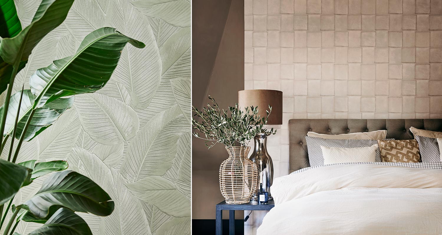 Vihreä lehtikuvioinen tapetti ja vaalea beige tapetti seinässä, molemmat Riviera Maison -mallistoa, jota myy K-Rauta