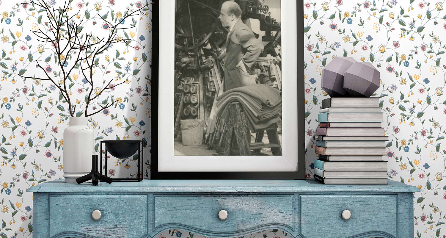 Seinässä klassisen kaunis kukkaköynnöksiä sisältävä vaalea suomalainen tapetti Vanaja 5207-1 paperi, myynnissä K-Raudassa