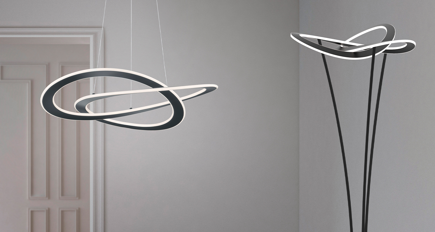 Harmaassa huoneessa mustat LED-reunaiset rengaslamput katossa ja lattiassa.