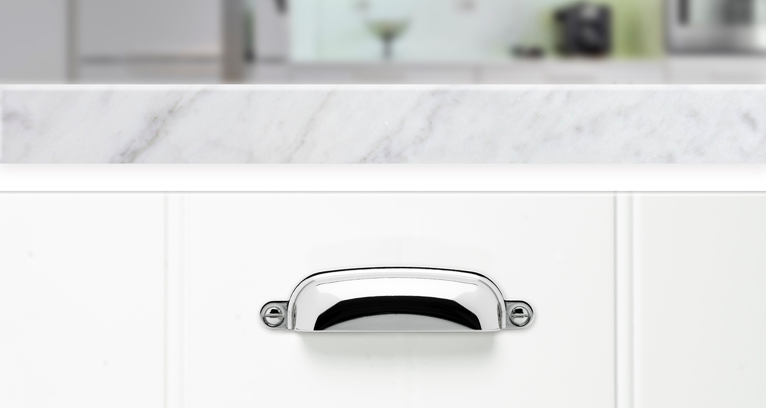 Teräksen värinen vedin valkoisessa keittiökaapissa