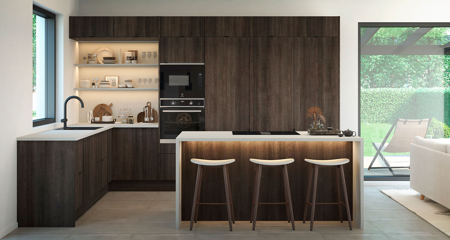 Kuvassa Cello-keittiöiden Kuusela-ovimallillinen keittiö, johon on sijoitettu valolistaa keittiösaarekkeen alaosaan sekä avohyllykölle.