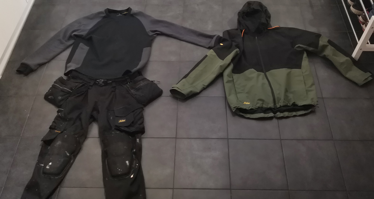 Kuvassa näkyy Snickers-työvaatteita.