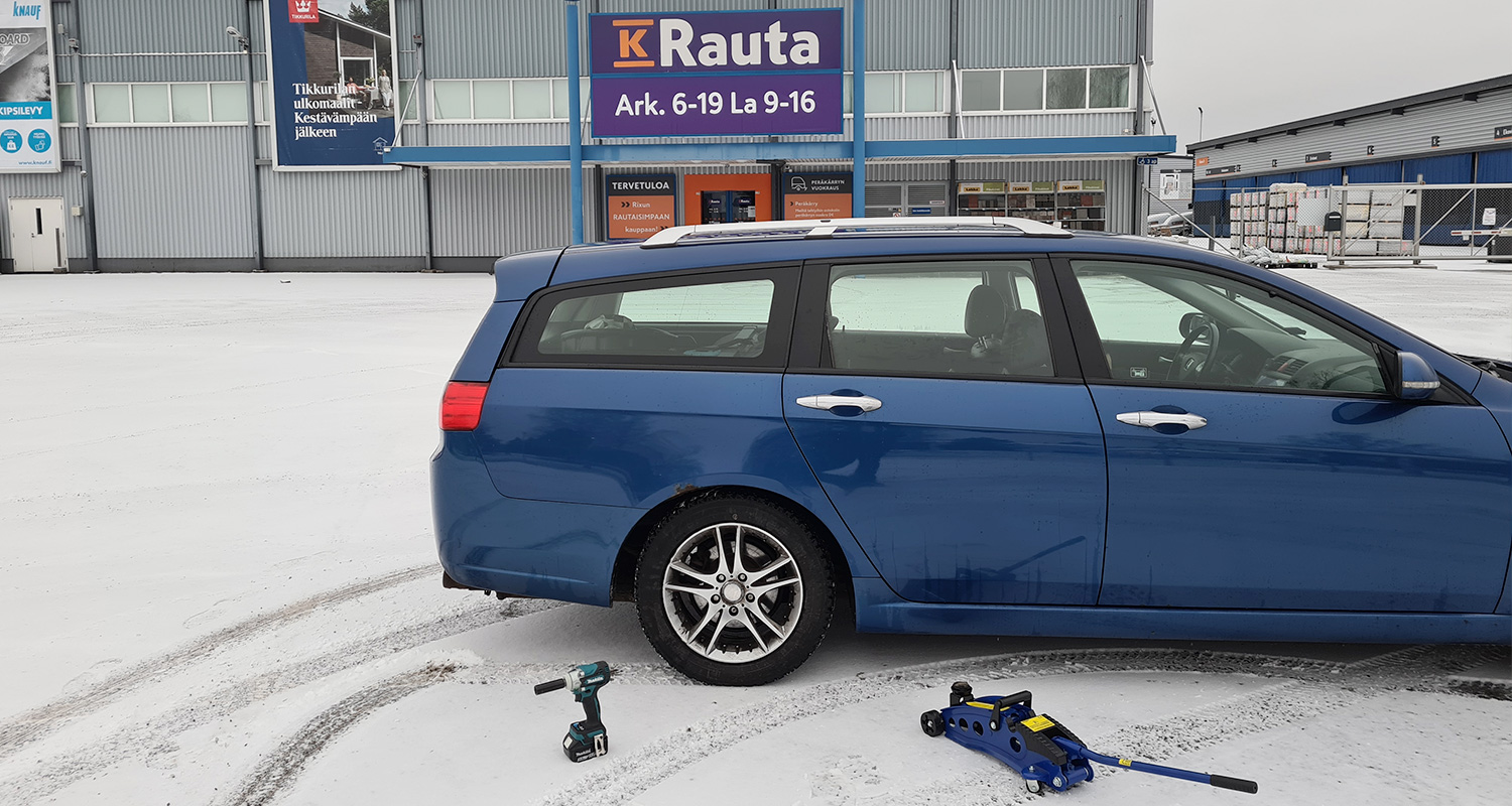 Renkaanvaihto Makitan mutterinvääntimellä, taustalla näkyy K-Raudan myymälä