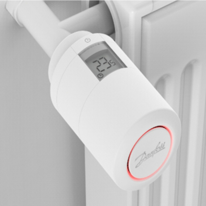 Valkoinen patteriventtiili kotelopatterissa, näytöllä 23,5 °C ja punainen LED.