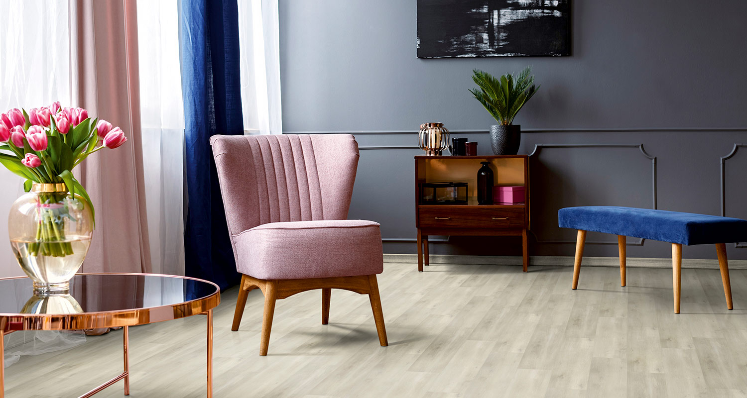 vaalea puukuvioinen vinyylilankku tyylikkään olohuoneen lattiassa