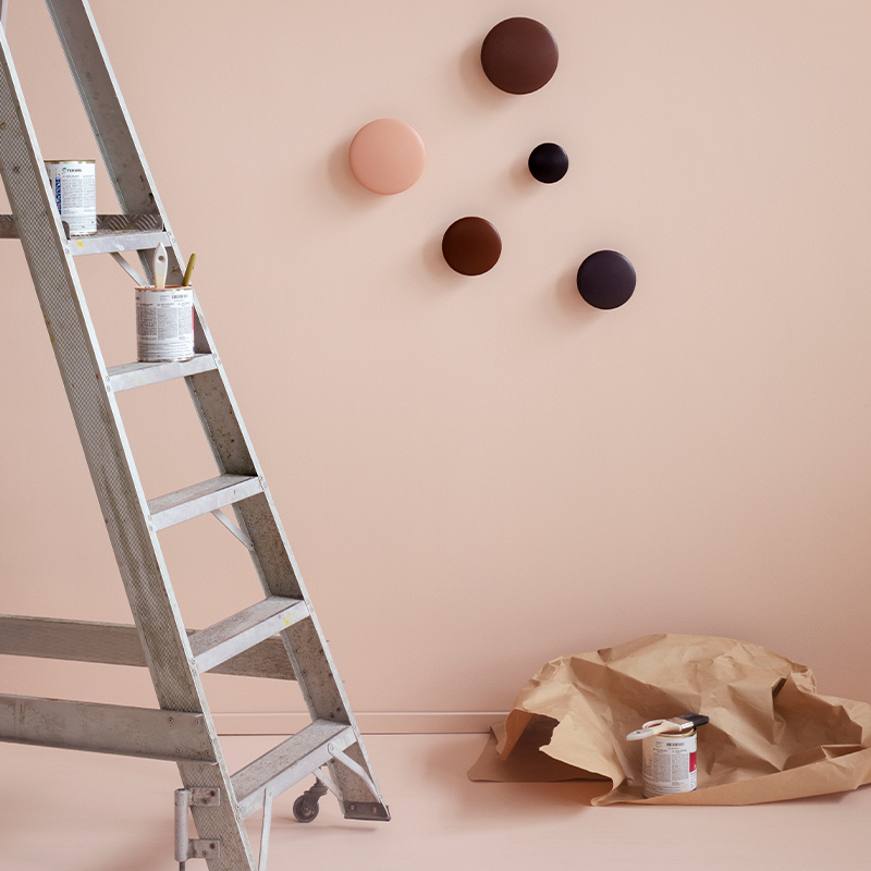 Sisämaalauksen ABC: Kuvassa tikkaat sekä maaleja.