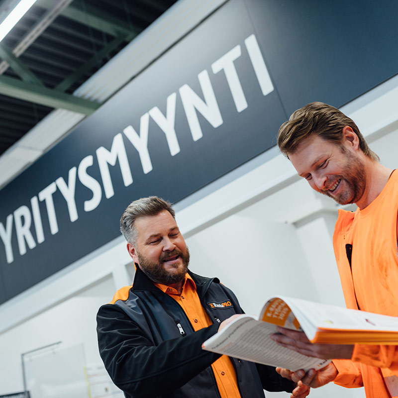 K-Raudan yritysmyyjä ja yritysasiakas myymälässä