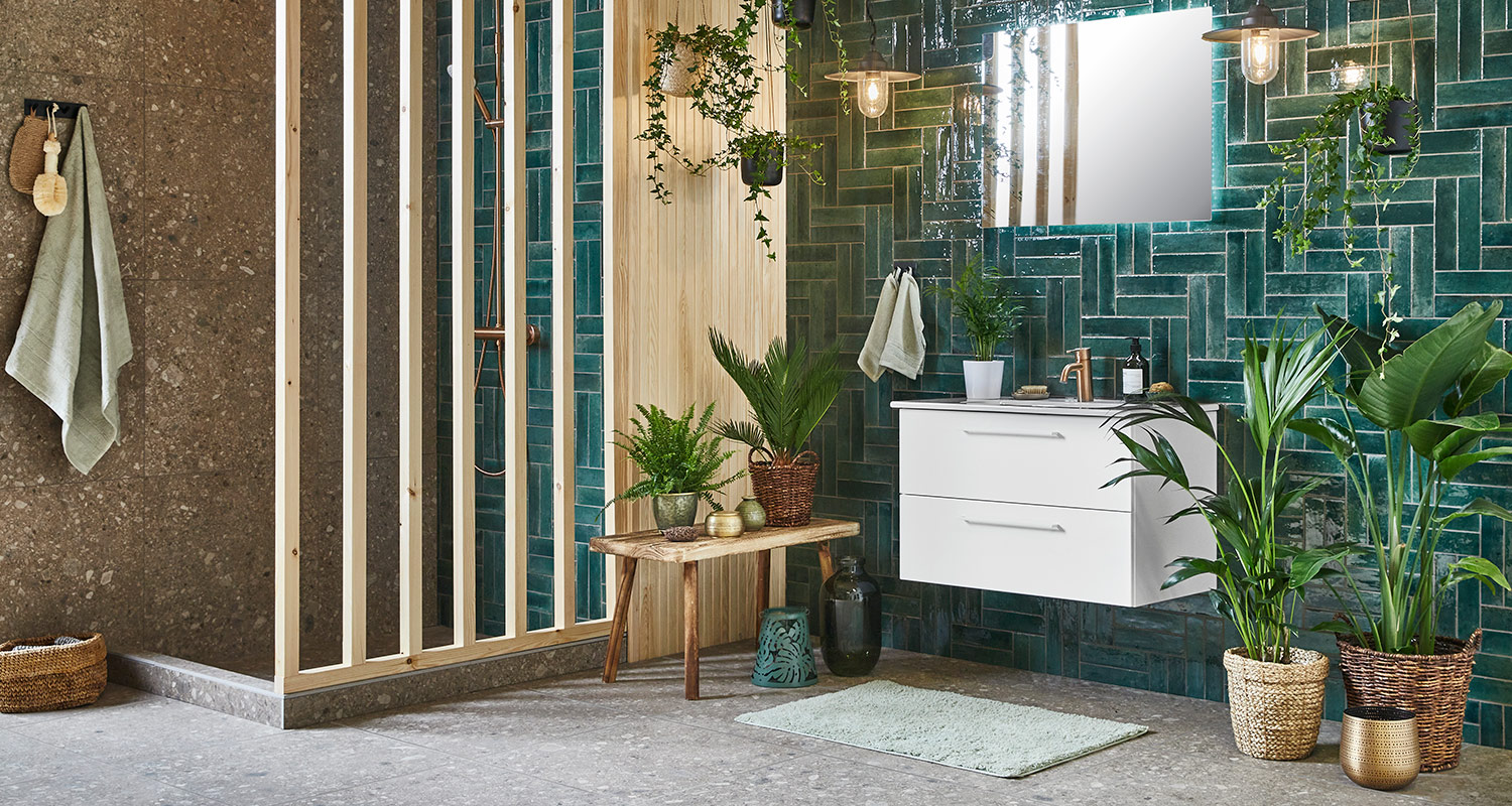 Vihreä ja luonnonläheinen kylpyhuone on yksi kylpyhuonetrendit 2021 -kokonaisuutta. Kuvan tuotteet ovat K-Raudan valikoimassa.