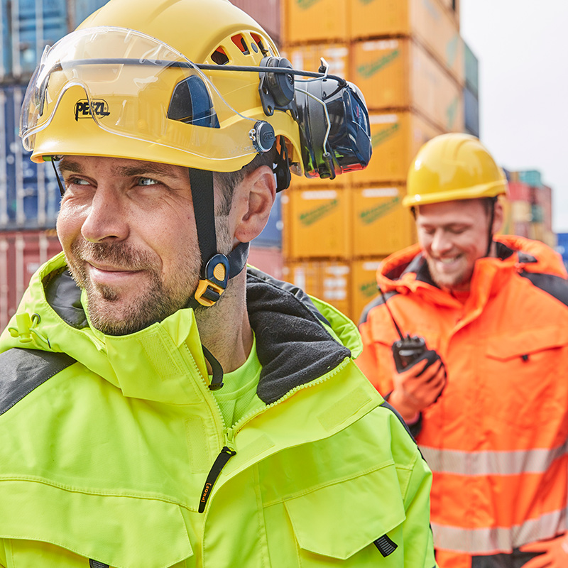 Työmiehet konttien edessä