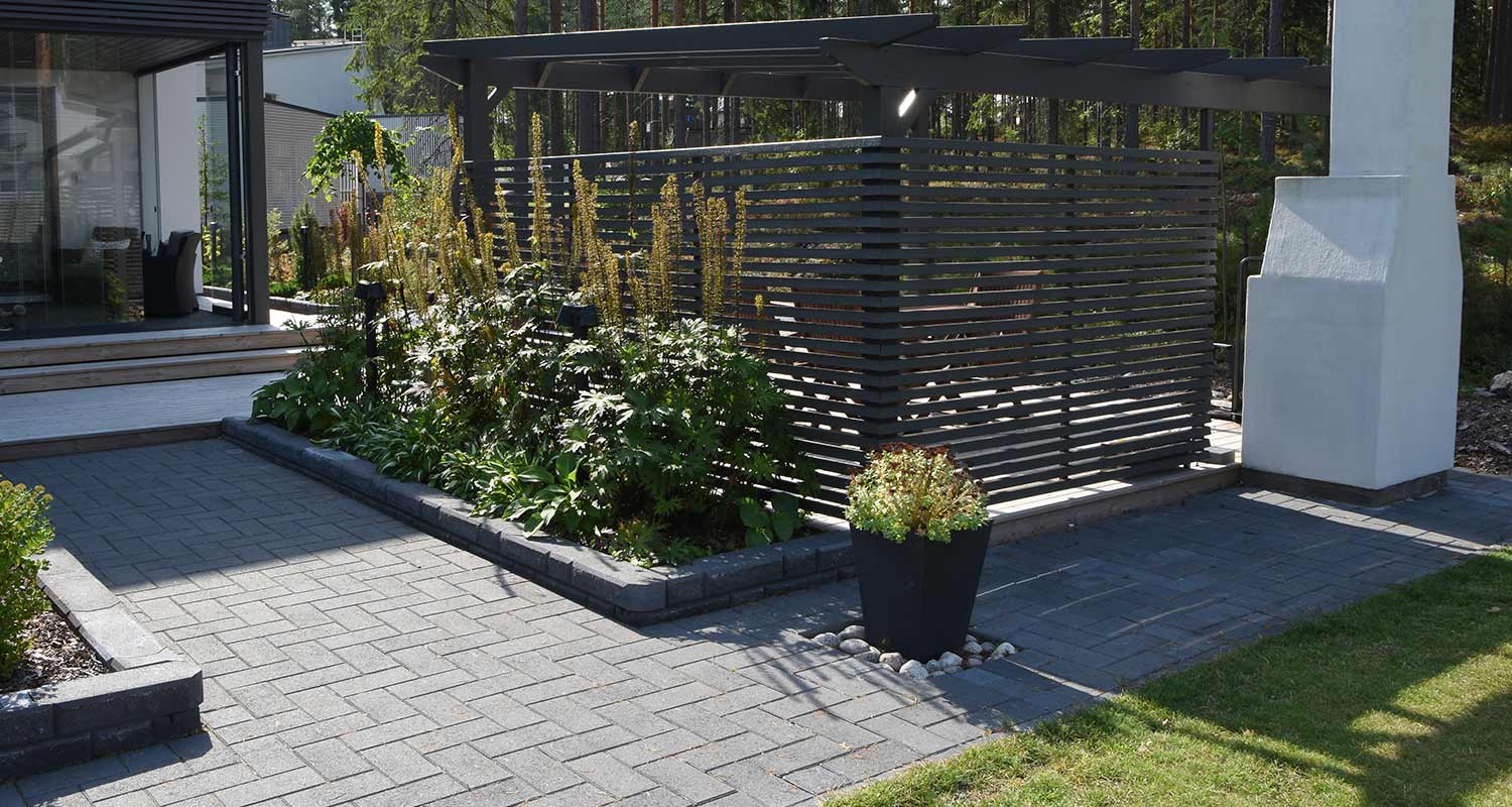 Harmaa pihakiveys omakotitalon pihassa