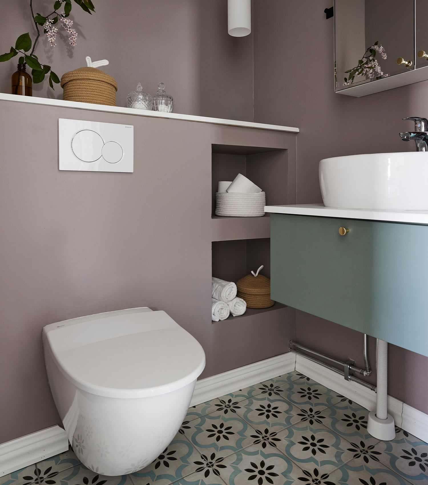 Pieni wc wc-remontin jälkeen. WC-remontti tehtiin K-Raudan tuotteilla.